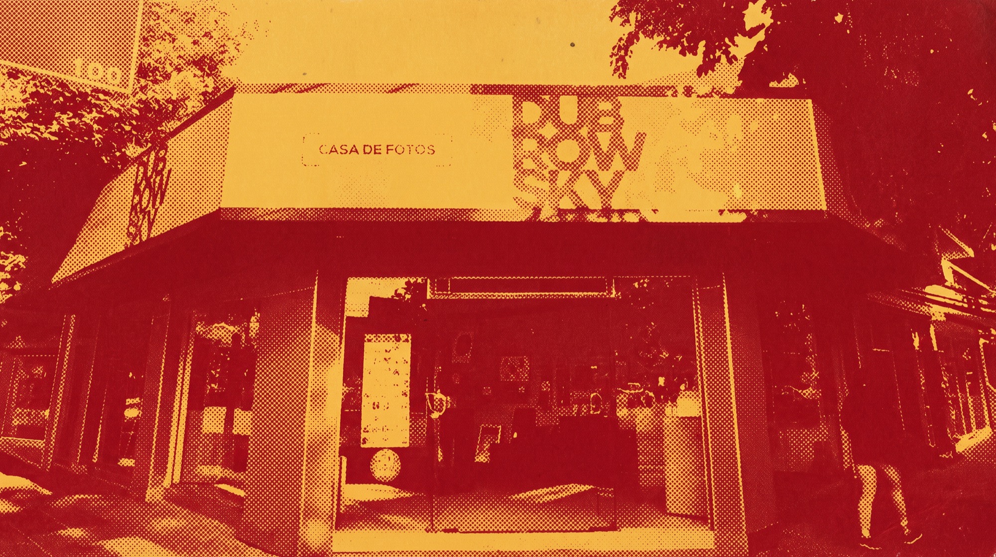 Frente del local de Dubrowsky Fotografía en Av. Alvear Oeste 405, ilustrado en serigrafía