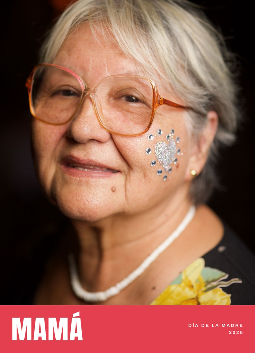 Retrato de una mamá sonriendo, impreso con el fotoborde Mamá